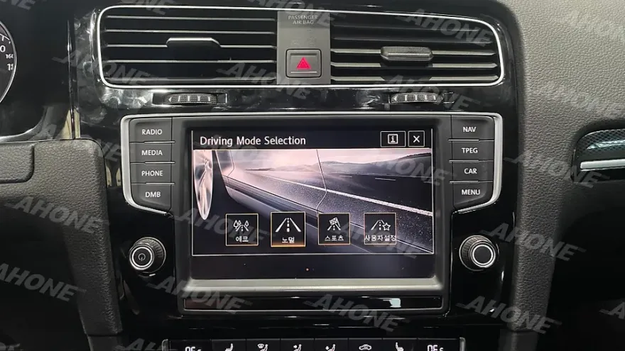 Volkswagen Golf 7th GenのAndroid Auto・CarPlay取付事例 施工写真 3-2
