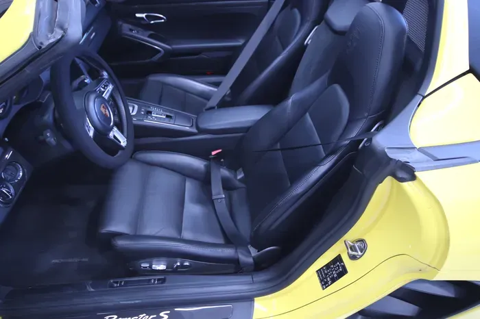 Porsche Boxster interior customization - Porsche Boxster Interior Customization Review: Color Seatbelts photo 3