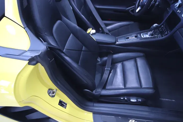 Porsche Boxster interior customization - Porsche Boxster Interior Customization Review: Color Seatbelts photo 4