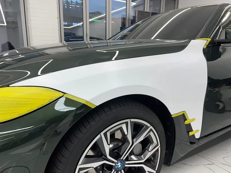 BMW i4のカーラッピング事例｜無光フィルムで洗練された印象に 施工写真 2-1