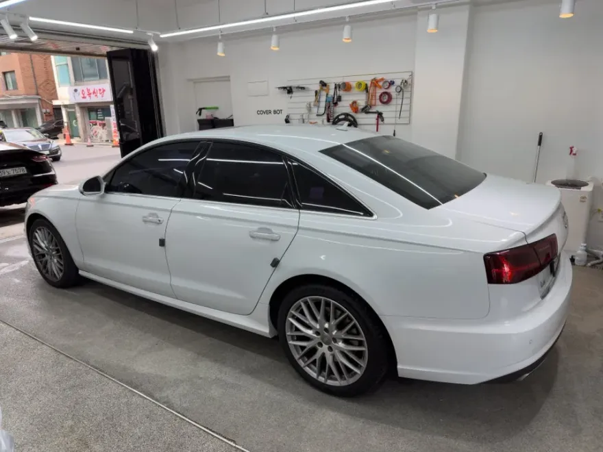 Audi A6のカーラッピング事例|内装カスタムで高級感を向上 施工写真 2-1