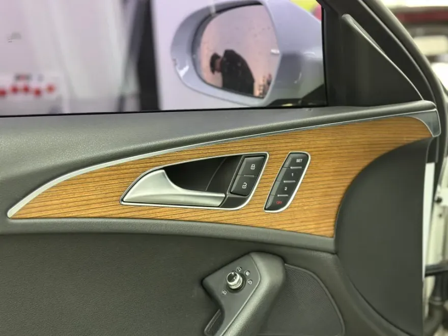 Audi A6のカーラッピング事例|内装カスタムで高級感を向上 施工写真 3-1