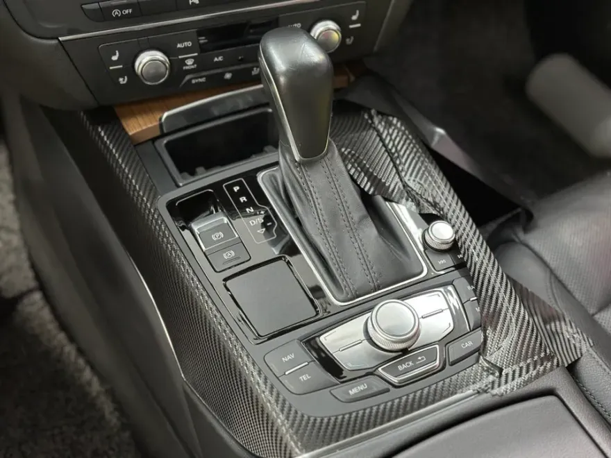 Audi A6のカーラッピング事例|内装カスタムで高級感を向上 施工写真 2-3