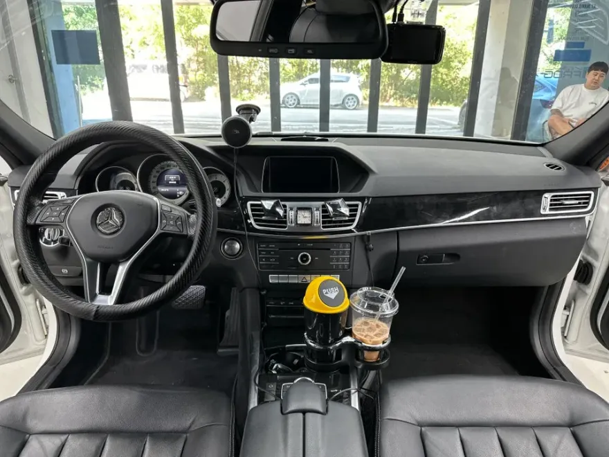 Mercedes-Benz Eクラスの室内ラッピング事例 施工写真 3-1