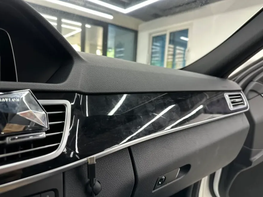 Mercedes-Benz Eクラスの室内ラッピング事例 施工写真 2-2
