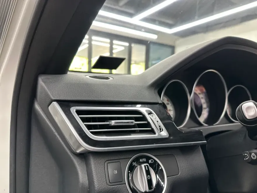 Mercedes-Benz Eクラスの室内ラッピング事例 施工写真 3-2