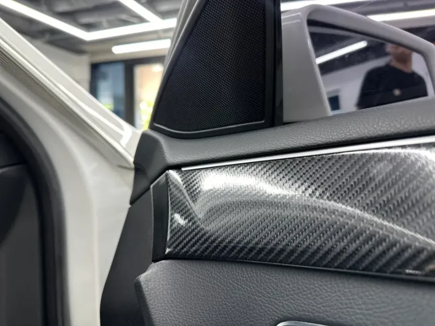 Mercedes-Benz Eクラスの室内ラッピング事例 施工写真 3-3
