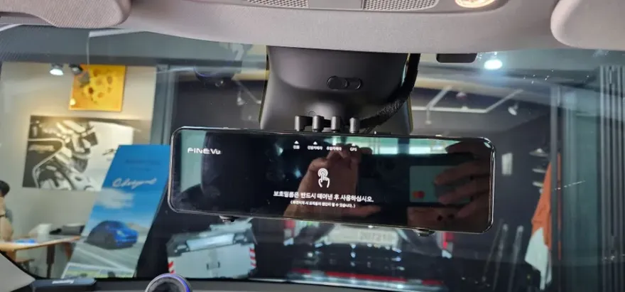 Tesla Model Yのドラレコ取付事例｜費用目安・仕上がり 施工写真 1-2