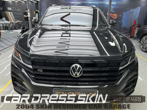 Volkswagen Touaregのカーラッピング事例|ダークグリーンとクロームdelete 施工写真 2-1