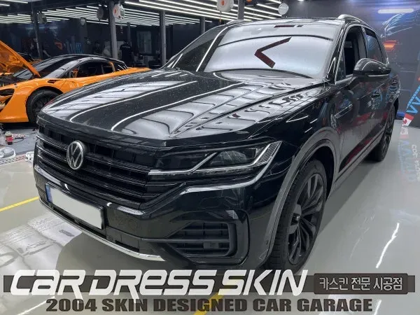 Volkswagen Touaregのカーラッピング事例|ダークグリーンとクロームdelete 施工写真 3-2