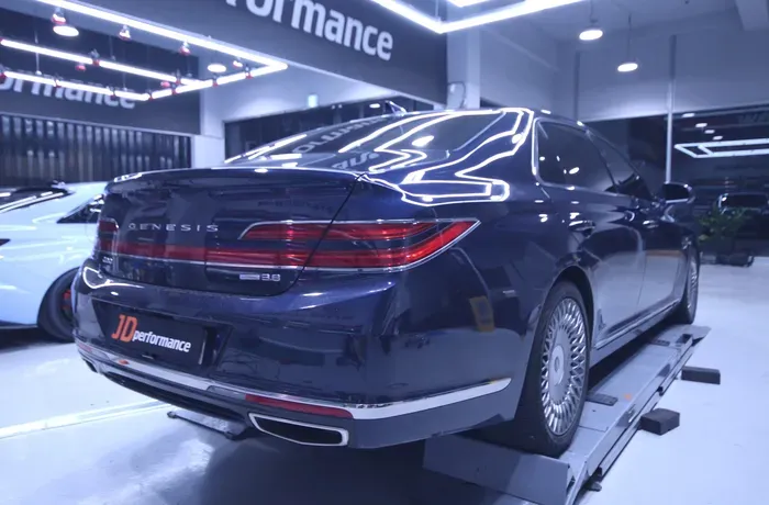 Genesis G90のカーラッピング事例|高光沢ホワイトで高級感アップ 施工写真 3-1