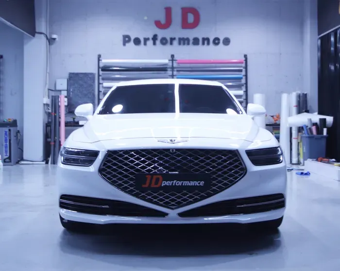 Genesis G90のカーラッピング事例|高光沢ホワイトで高級感アップ 施工写真 1-2