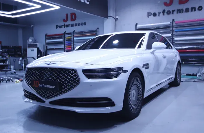 Genesis G90のカーラッピング事例|高光沢ホワイトで高級感アップ 施工写真 2-2
