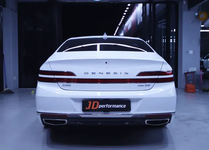 Genesis G90のカーラッピング事例|高光沢ホワイトで高級感アップ 施工写真 3-2