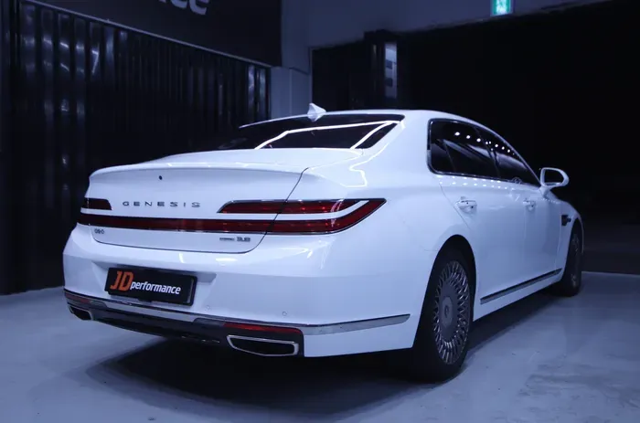 Genesis G90のカーラッピング事例|高光沢ホワイトで高級感アップ 施工写真 1-3