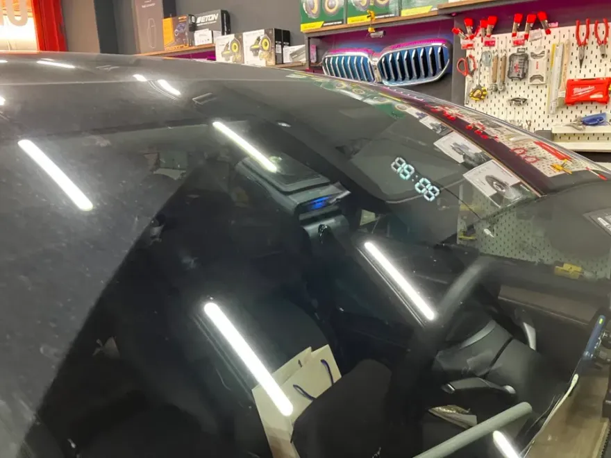 Tesla Model Yのドラレコ取付事例|費用目安・仕上がり 施工写真 2-1