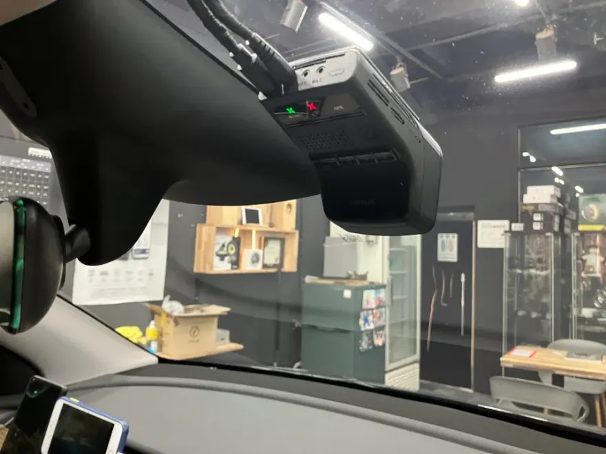 Tesla Model Yのドラレコ取付事例|費用目安・仕上がり 施工写真 3-1