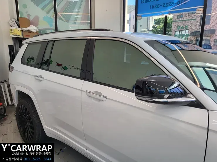 Jeep Cherokeeのカーラッピング事例｜クロームパーツのブラック化 施工写真 2-1