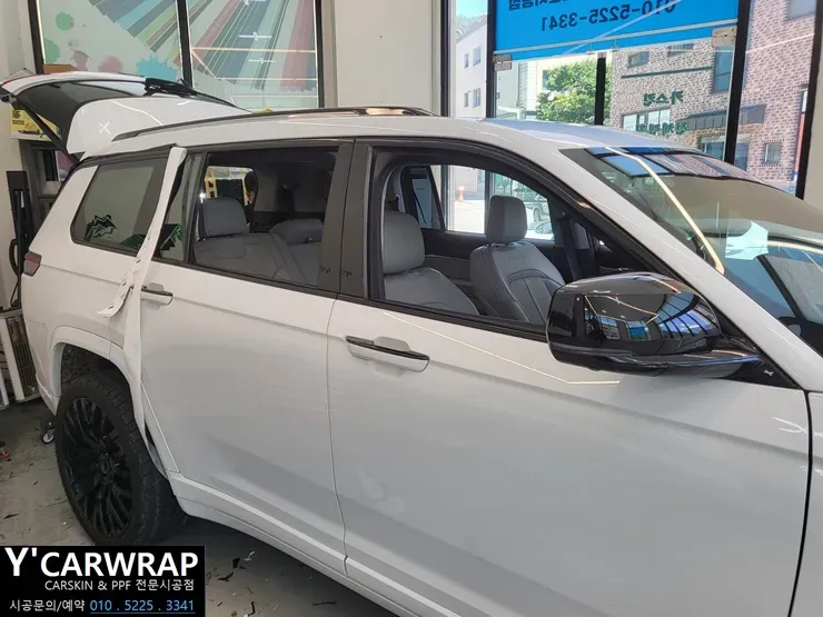 Jeep Cherokeeのカーラッピング事例｜クロームパーツのブラック化 施工写真 2-2