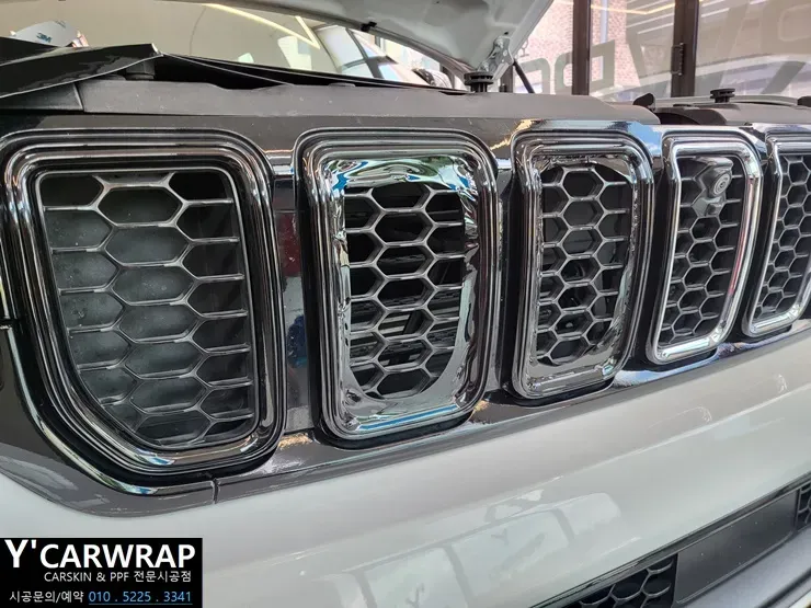 Jeep Cherokeeのカーラッピング事例｜クロームパーツのブラック化 施工写真 2-3