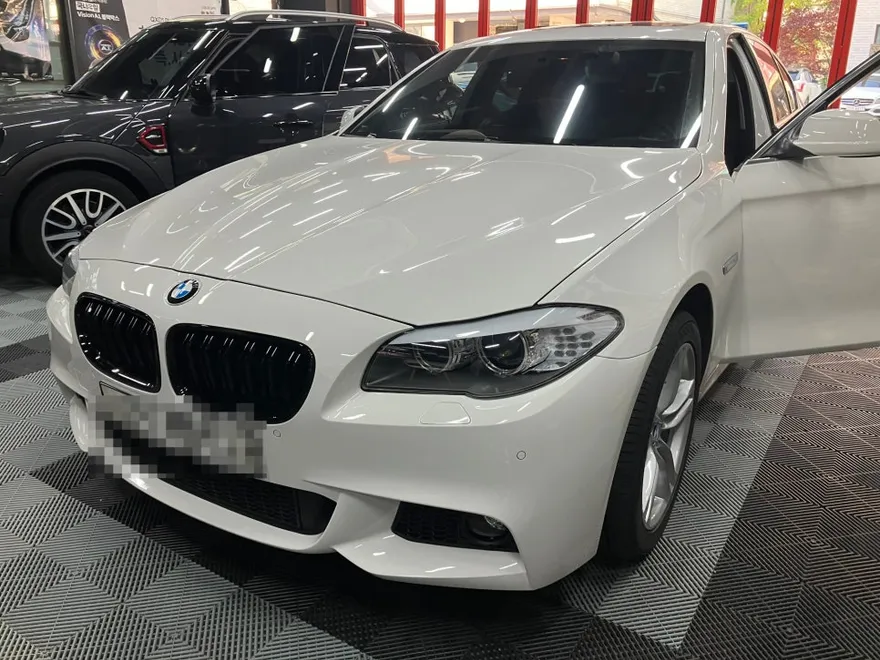 BMW 5 Series F10 ドラレコ取付事例|費用目安・仕上がり 施工写真 1-1