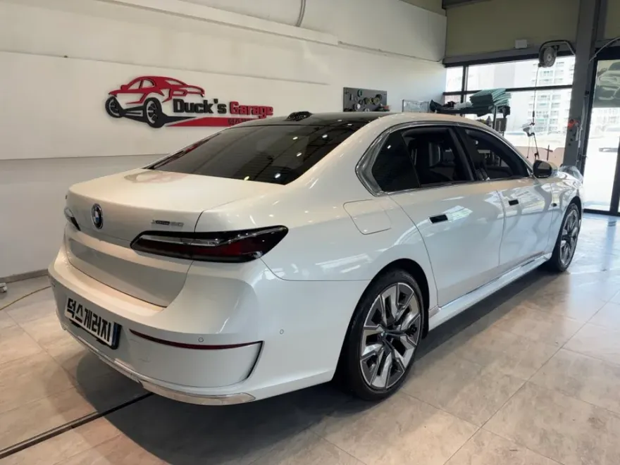 BMW i7 カーラッピング事例｜費用目安と仕上がり 施工写真 2-1