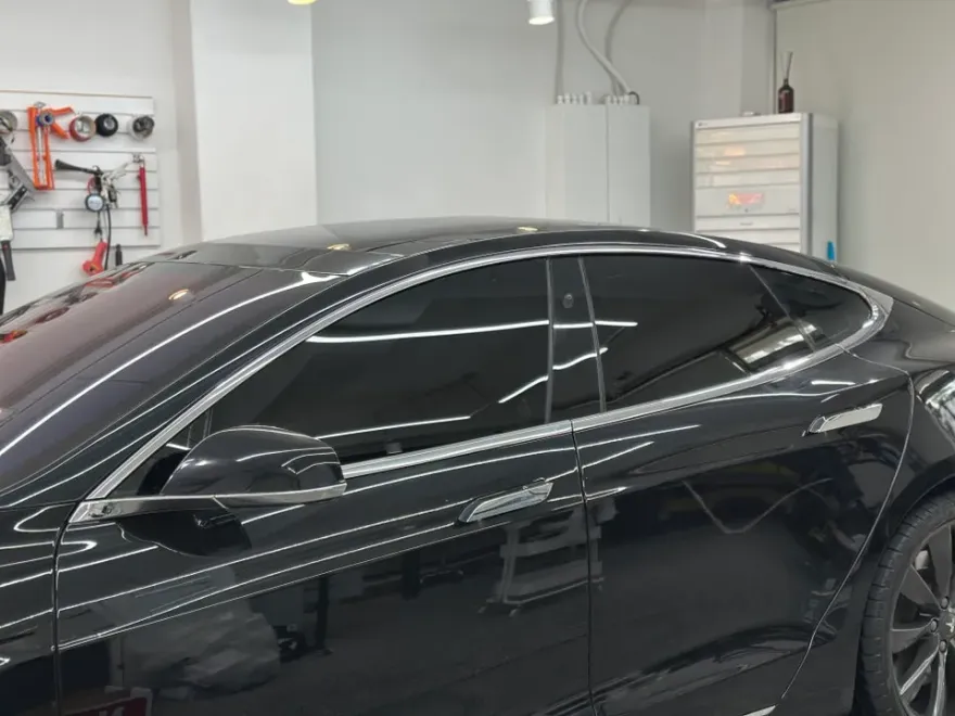 Tesla Model Sのカーラッピング事例|クロームパーツの質感向上 施工写真 2-1
