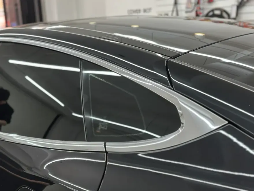 Tesla Model Sのカーラッピング事例|クロームパーツの質感向上 施工写真 3-1