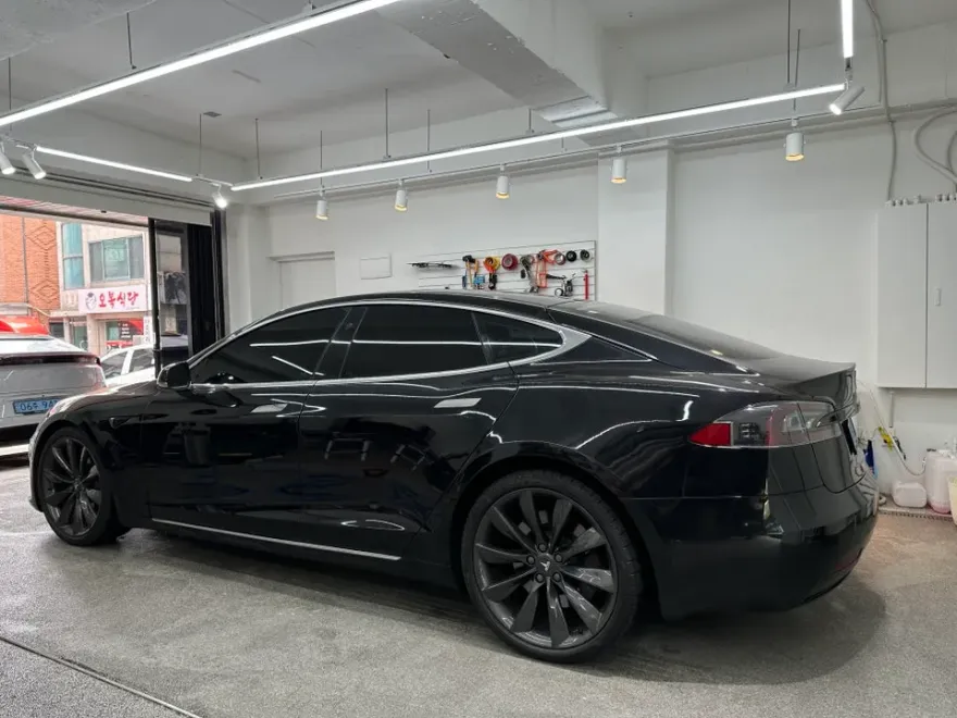 Tesla Model Sのカーラッピング事例|クロームパーツの質感向上 施工写真 2-2