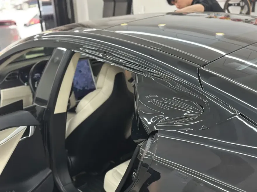 Tesla Model Sのカーラッピング事例|クロームパーツの質感向上 施工写真 3-2