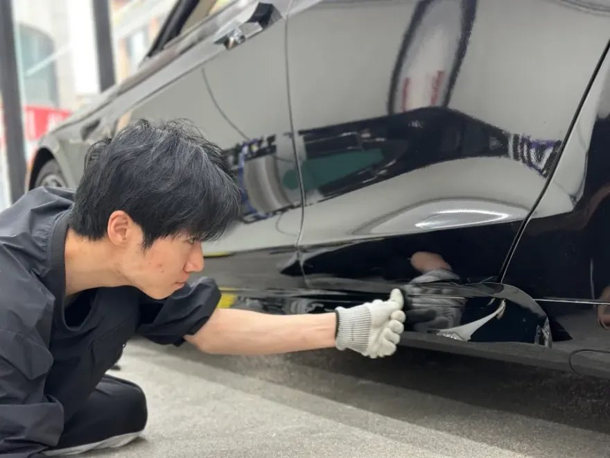 Tesla Model Sのカーラッピング事例|クロームパーツの質感向上 施工写真 2-3