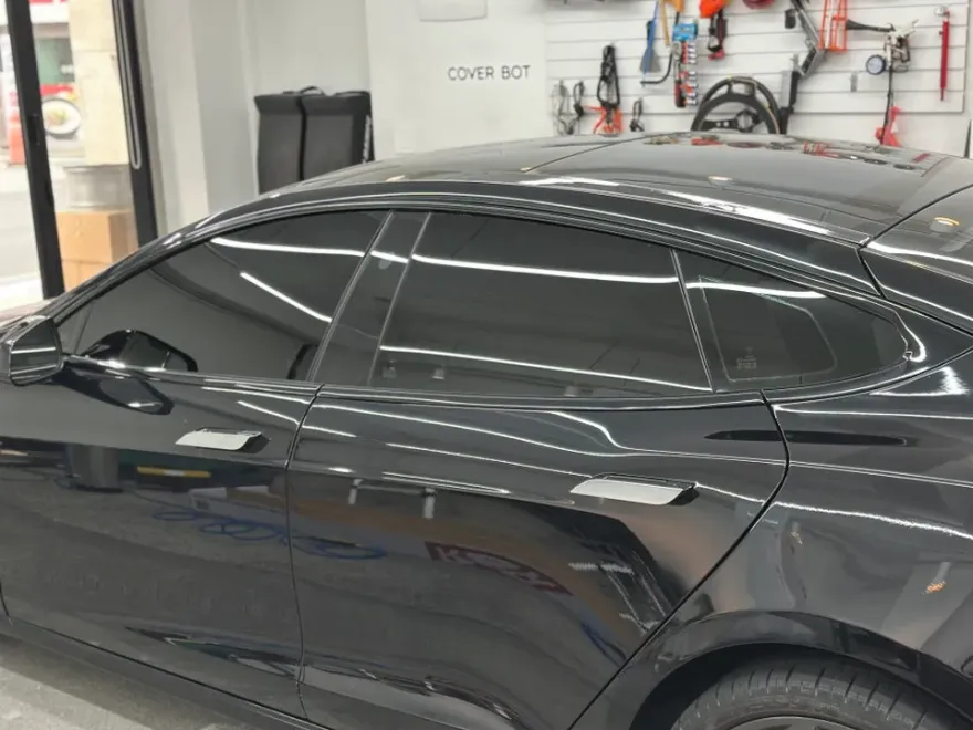 Tesla Model Sのカーラッピング事例|クロームパーツの質感向上 施工写真 3-3