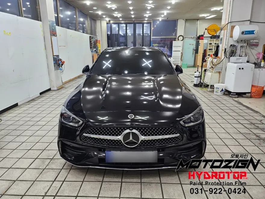 Mercedes-Benz Cクラス W205のカーラッピング事例:白パールへのフルチェンジ 施工写真 1-1