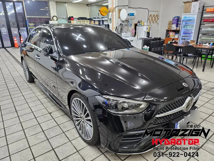 Mercedes-Benz Cクラス W205のカーラッピング事例:白パールへのフルチェンジ 施工写真 3-1