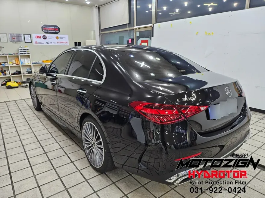 Mercedes-Benz Cクラス W205のカーラッピング事例:白パールへのフルチェンジ 施工写真 2-2