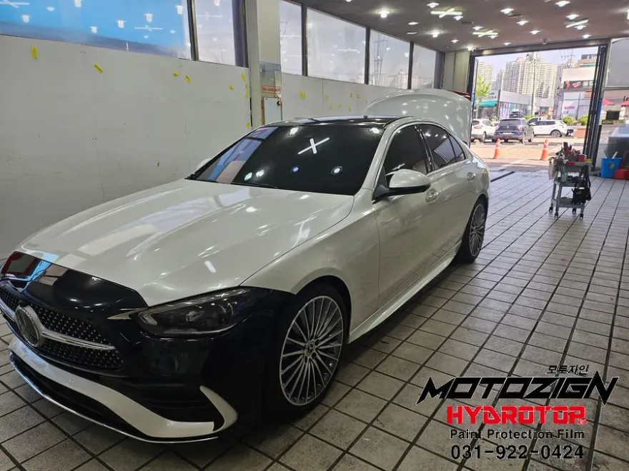 Mercedes-Benz Cクラス W205のカーラッピング事例:白パールへのフルチェンジ 施工写真 3-3