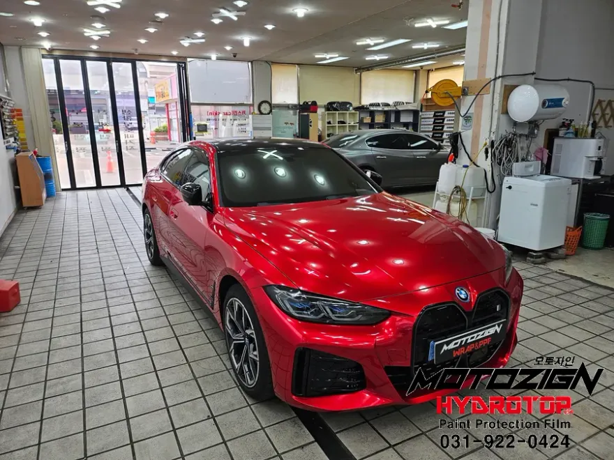 BMW i4のカーラッピング事例|高光沢キャンディレッド 施工写真 2-1