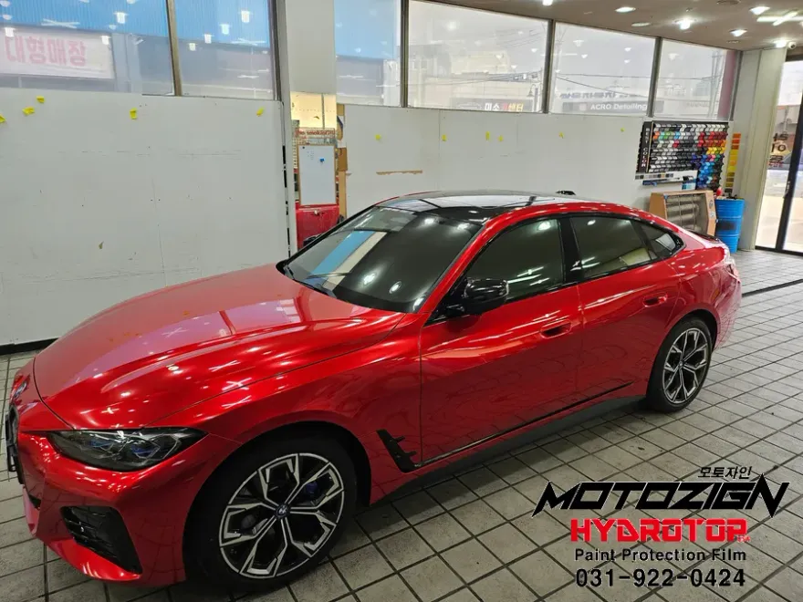 BMW i4のカーラッピング事例|高光沢キャンディレッド 施工写真 3-1