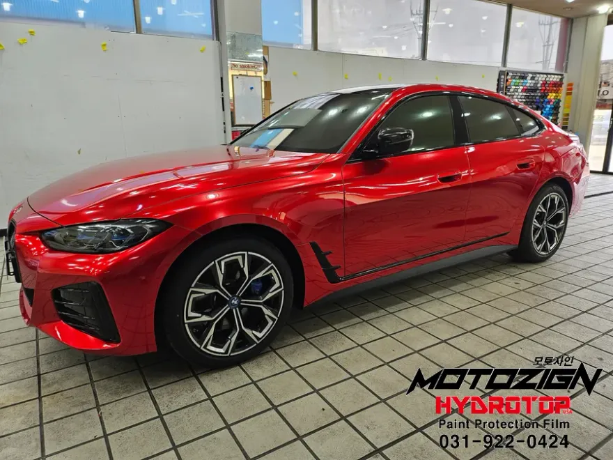 BMW i4のカーラッピング事例|高光沢キャンディレッド 施工写真 4-1