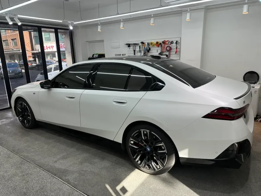 BMW i5のPPF施工事例|ハイグロスパーツ保護 施工写真 2-1