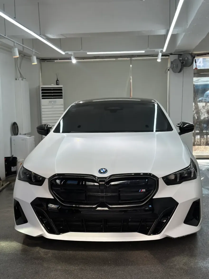 BMW i5のPPF施工事例|ハイグロスパーツ保護 施工写真 3-1