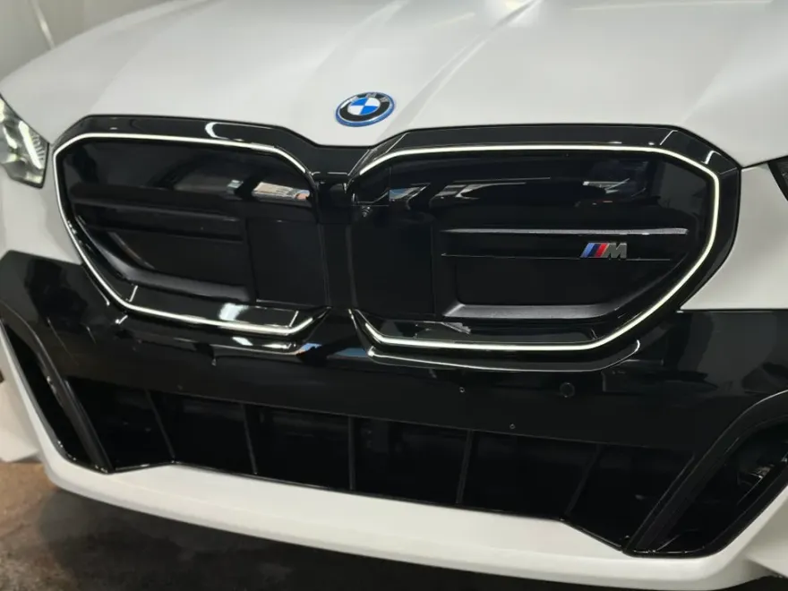 BMW i5のPPF施工事例|ハイグロスパーツ保護 施工写真 1-2