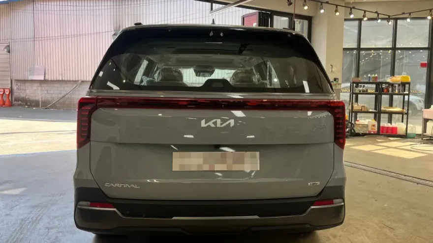 Kia Carnival 4th Genのガラスコーティング事例|費用目安・仕上がり 施工写真 3-1