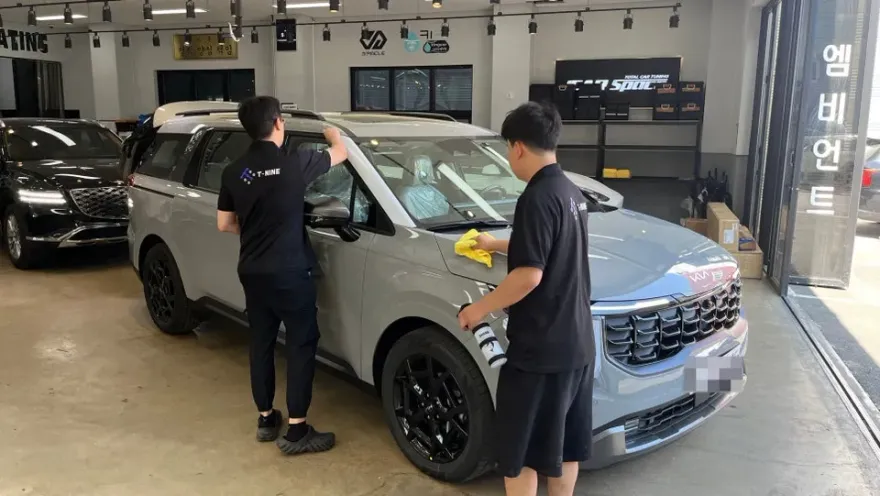 Kia Carnival 4th Genのガラスコーティング事例|費用目安・仕上がり 施工写真 1-2