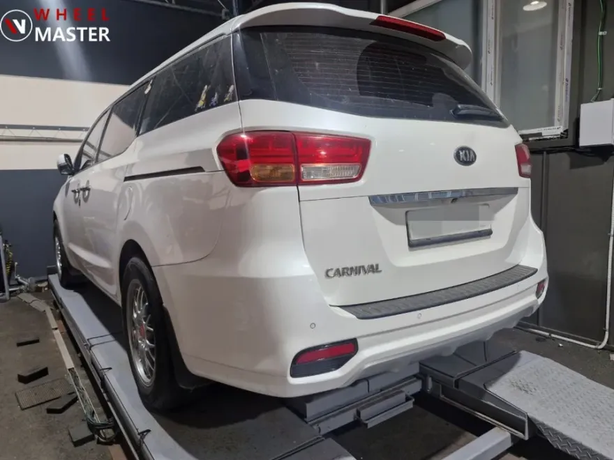 Kia All New Carnivalのホイールリペア・塗装事例 施工写真 4-2