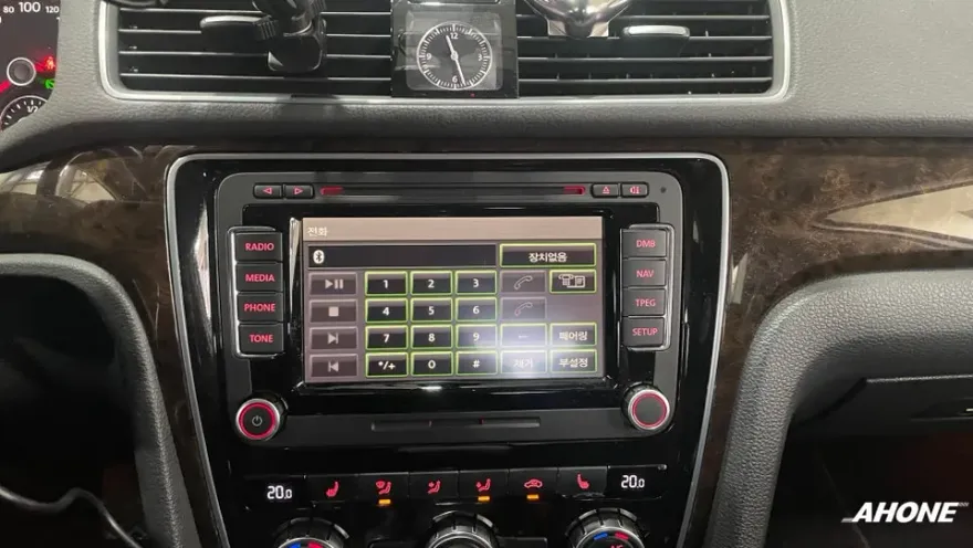 Volkswagen PassatのAndroid Auto・CarPlay取付事例 施工写真 3-1