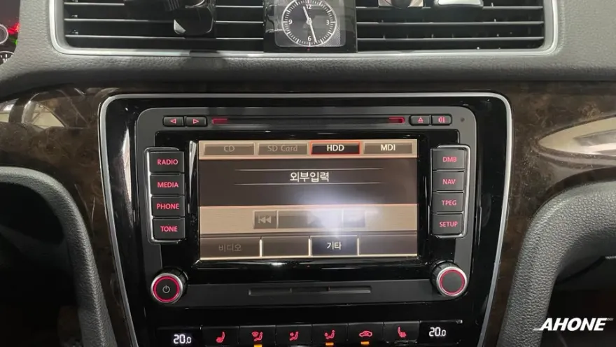 Volkswagen PassatのAndroid Auto・CarPlay取付事例 施工写真 4-1