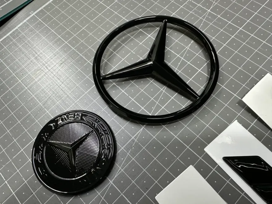 Mercedes-Benz AMG GT 43のカーラッピング事例｜エンブレム・レタリング変更 施工写真 1-2