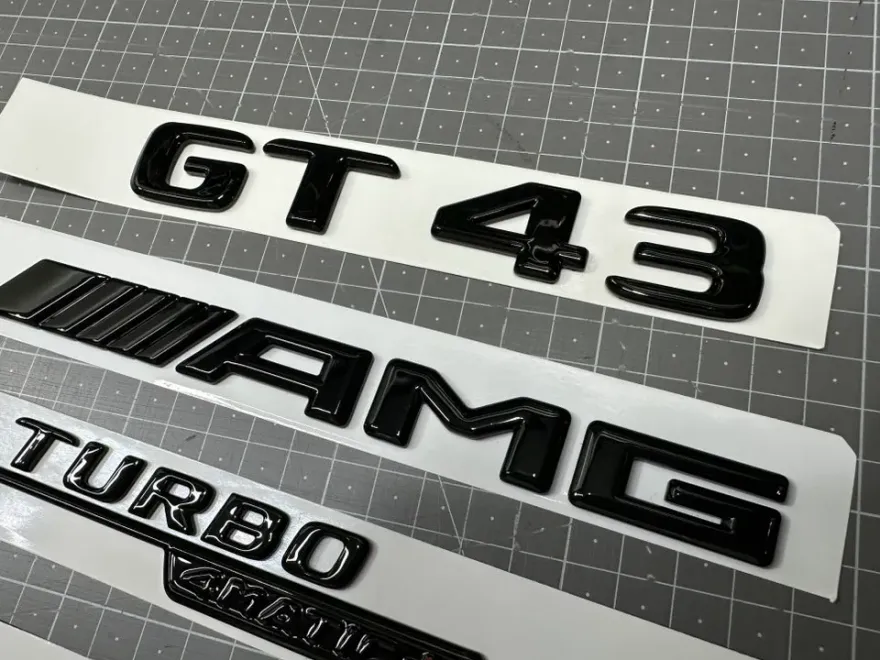 Mercedes-Benz AMG GT 43のカーラッピング事例｜エンブレム・レタリング変更 施工写真 3-2