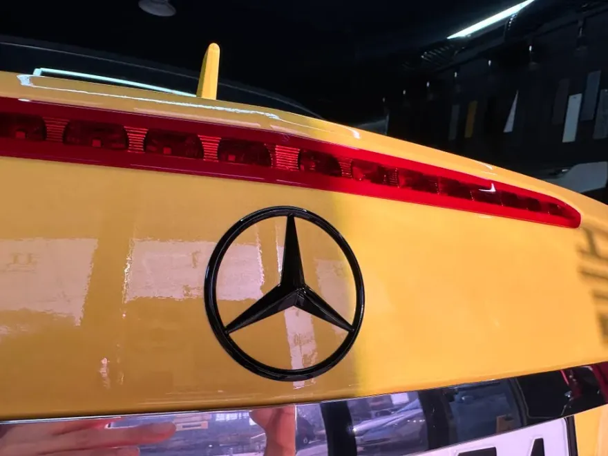Mercedes-Benz AMG GT 43のカーラッピング事例｜エンブレム・レタリング変更 施工写真 2-3